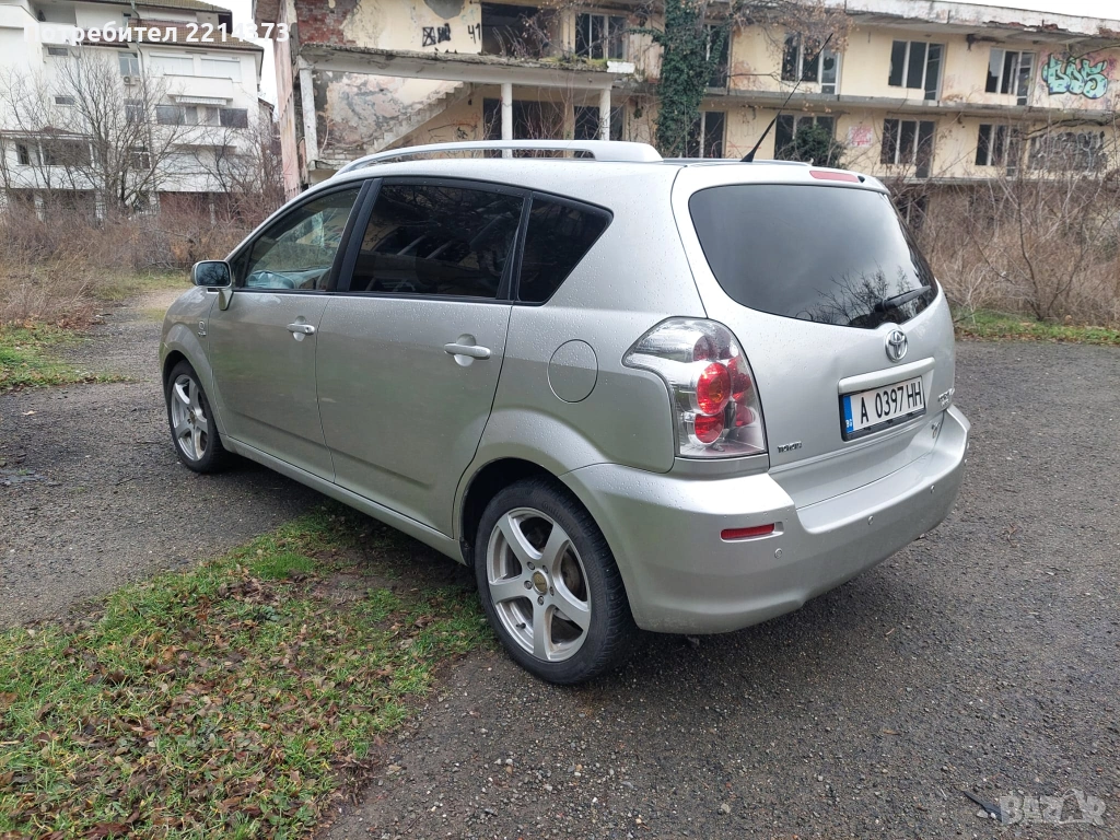 Продавам изключително поддържан автомобил Toyota Corolla Verso, снимка 1
