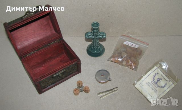 Кутийка с кръстове, свещник, тамян, поплавъци за фитилчета, снимка 1 - Други - 46452186
