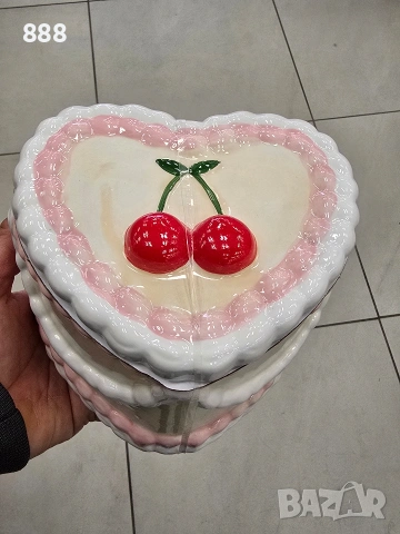 кутии бурканчета торта с череши