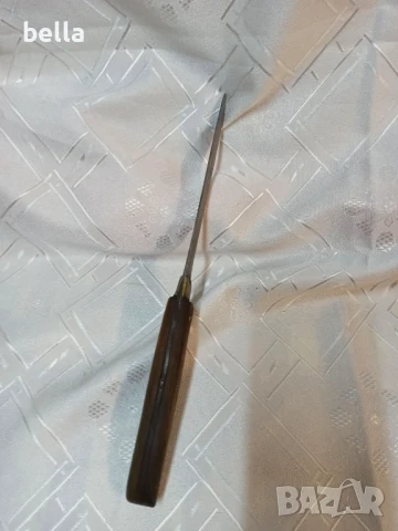 Стар нож орнаменти по острието ,дръжка дърво и месингови елементи, снимка 5 - Антикварни и старинни предмети - 51071101