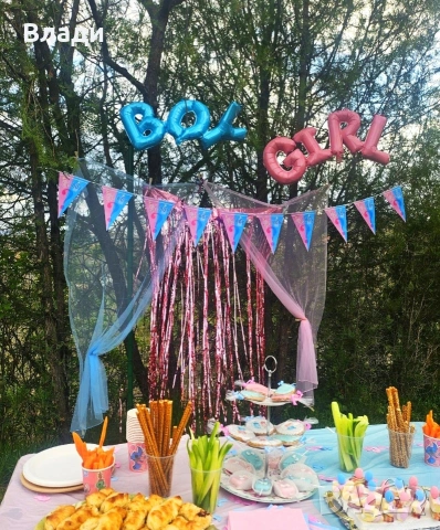 Продавам украса за разкриване на пола парти синьо и розово. Завеси,банер+2 розови спрея