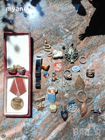 Vintage шише за парфюм, колекция от ​исторически и възпоменателни значки,​ военни отличия и символи , снимка 6 - Други - 51636152