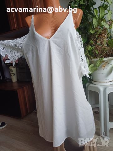 нова бяла рокля с голо рамо и ръкав от дантела
