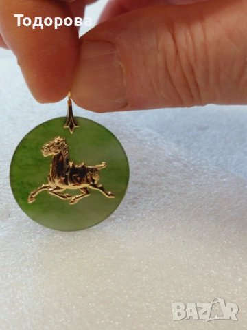 Златен медальон(инкрустиран златен кон върху зелен жаид) злато 14 карата, снимка 2 - Колиета, медальони, синджири - 53395699