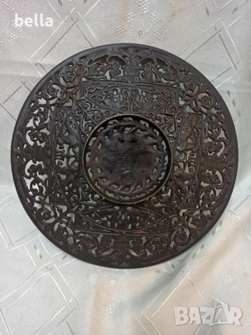 Масивна  чугунена чиния която е отлята и е за окачване на стена.Изцяло богато украсена с ажурна деко, снимка 8 - Антикварни и старинни предмети - 52771782