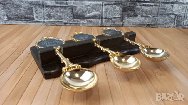 3 златисти лъжици с дървена поставка за стена, снимка 3 - Други - 49653736