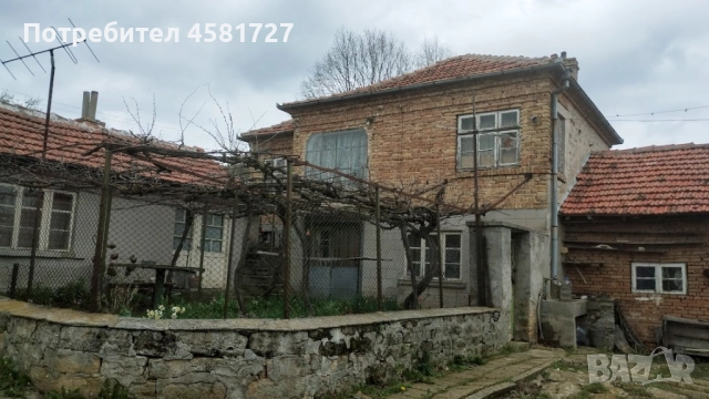 Къща, лятна кухня, стопански постройки