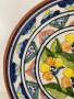 Maquenista Redondo Португалска флорална теракотена керамична чиния с подпис, снимка 3