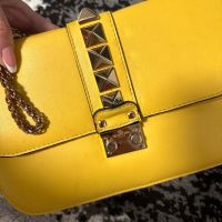 Жълта чантичка Valentino, снимка 2 - Чанти - 45439231