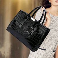 Стилна дамска бизнес чанта, снимка 4 - Чанти - 45489985