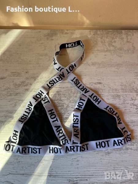 Ново спортно бюстие в черен цвят с еластични бели ленти с надпис hot artist 🖤🩶🤍, снимка 1