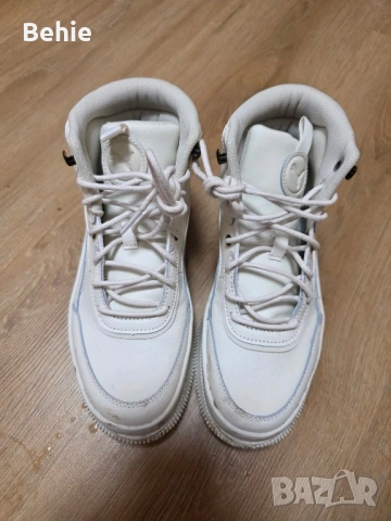 Бели маркови кецове