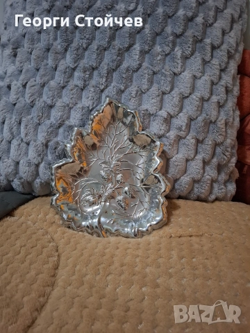 Продавам поднос във формата на листо