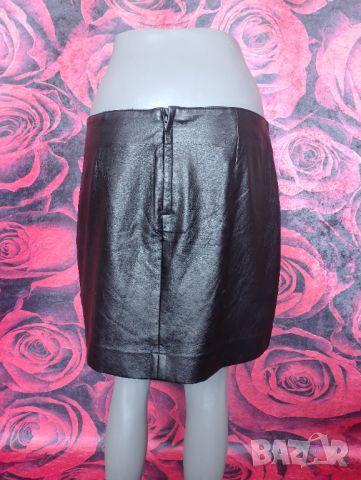 Черна къса пола с декоративни ципове от естествена кожа М, снимка 2 - Поли - 46404329