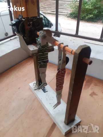 Стара механична играчка приспособена с механизъм от часовник