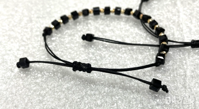 Гривни с фасетиран черен оникс и златисти топчета – ръчна изработка, снимка 7 - Гривни - 51535581