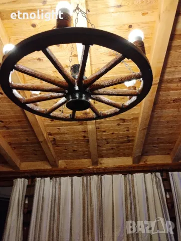 Полилеи, осветление от автентични реставрирани колела от каруца с ръчно изработени дървени чашки , снимка 14 - Полилеи - 49968867