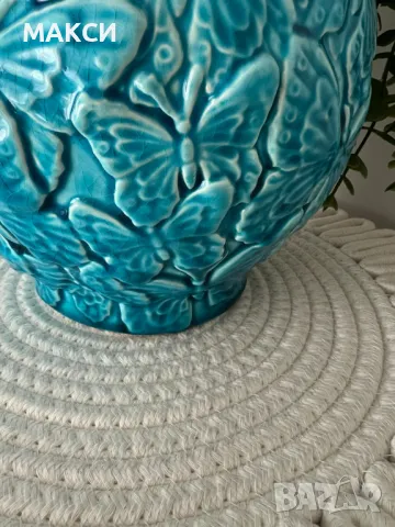 Прелестна релефна ваза с пеперуди в светло синьо, снимка 4 - Вази - 50068019