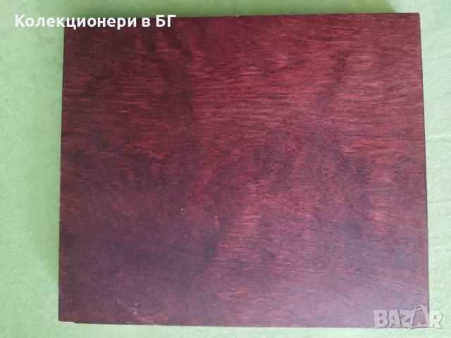 ДЪРВЕНА КУТИЯ ЗА СЪХРАНЕНИЕ НА МОНЕТИ /виж описанието/