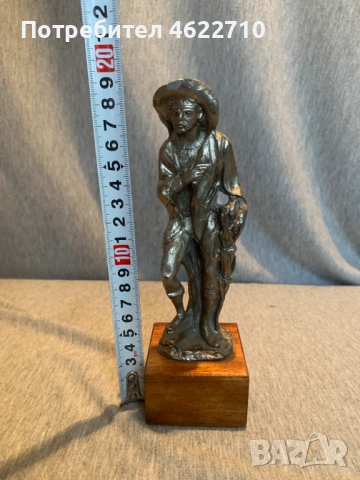 стара калаена статуя  на човек  с шапка върху дървена основа, снимка 5 - Антикварни и старинни предмети - 53065764