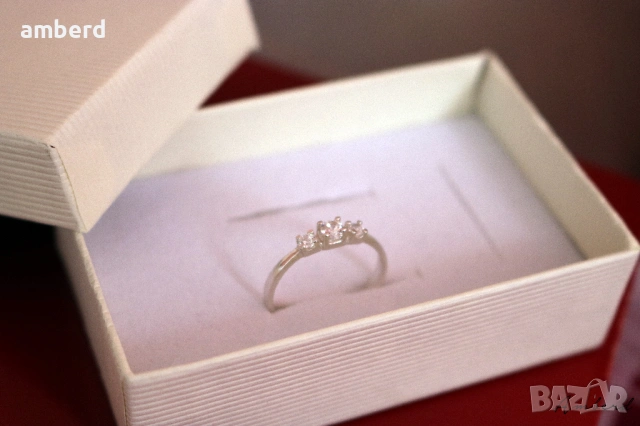 Нежен и елегантен сребърен пръстен - модел PLR033