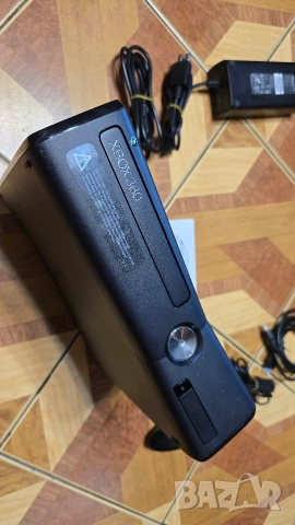Xbox 360 Slim 250GB употребяван комплект с джойстик и игра, снимка 5 - Xbox конзоли - 54134470