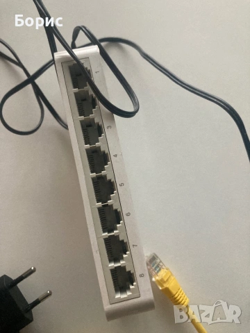 СУИЧ TP-LINK TL-SF1008D, отличен, снимка 3 - Суичове - 53227417