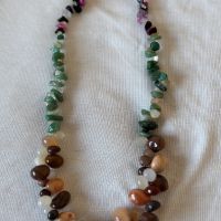 Продавам стилни колиета от полускъпоценни камъни, перлите са естествени, снимка 17 - Колиета, медальони, синджири - 45253168