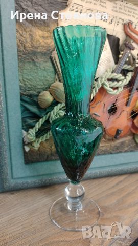 Малка кристална вазичка в изумрудено зелен цвят, извито оребрена., снимка 7 - Вази - 45740852