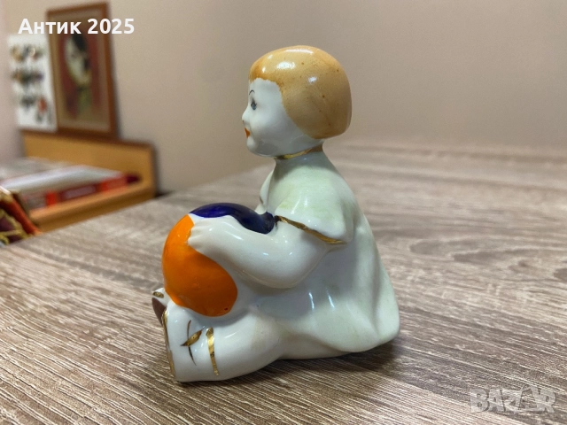 Порцеланова статуетка „Момиче с топка“, снимка 3 - Антикварни и старинни предмети - 51958758