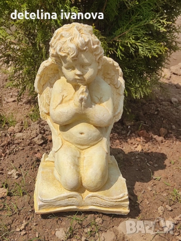 Молещо се ангелче от вибробетон 
