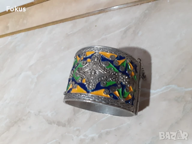 Страхотна голяма метална гривна с емайл и щифт за носия, снимка 2 - Антикварни и старинни предмети - 50978845
