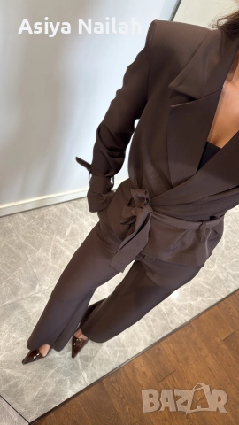 Дамски кафяв костюм от две части – сако с колан и панталон, снимка 2 - Костюми - 52795164