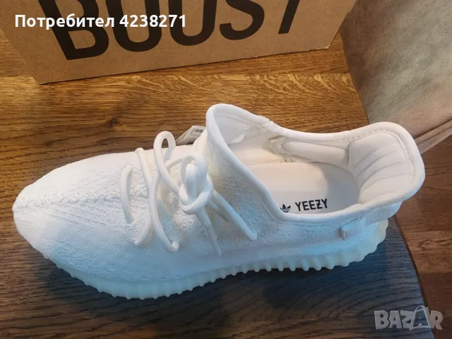 оригинални маратонки Adidas Yeezy Boost 350 V2 Triple White  номер 43 1/2, снимка 3 - Маратонки - 47358976