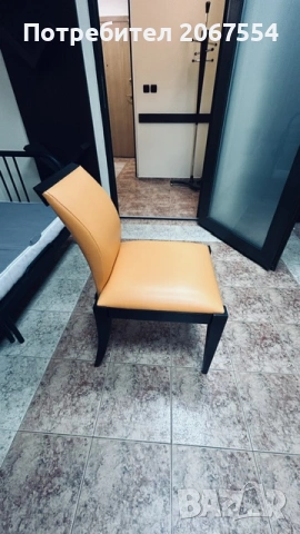 Почти съвсем нови 4 бр тапицирани, кожени оранжеви стола, снимка 4 - Столове - 54046780