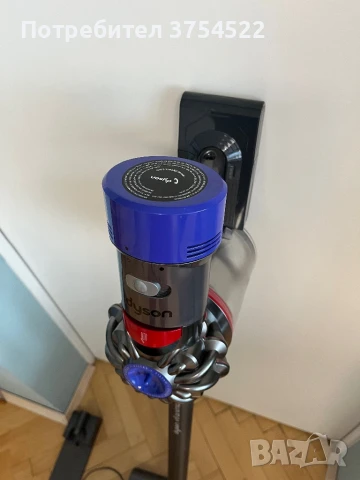 Вертикална прахосмукачка Dyson V8 sv25, снимка 3 - Прахосмукачки - 51218185