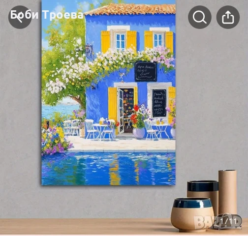 Живописна синьо-жълта средиземноморска морска къща с балкон с цветя