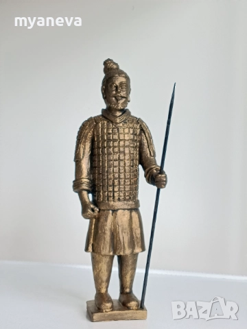 Детайлна и реалистична статуетка на войн от "Теракотената армия" в пълно бойно снаражение