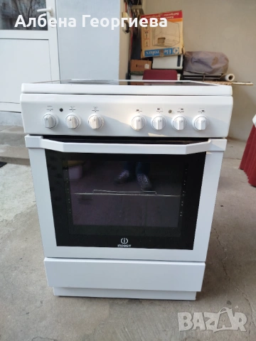 Готварска печка Indesit стъклокерамичен плот
