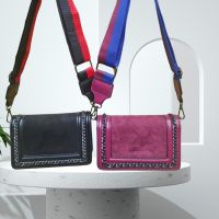 Модерна чанта със спортна дръжка за рамо в наситени пастелни цветове и велурена материя, снимка 3 - Чанти - 45753897