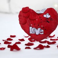 Подаръчна плюшена музикална възглавничка Сърце с бял надпис LOVE, 40см, снимка 5 - Романтични подаръци - 45775121