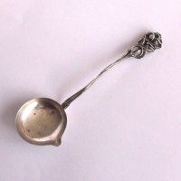Старинна сребърна лъжица с релефна роза, снимка 7 - Прибори за хранене, готвене и сервиране - 44952190