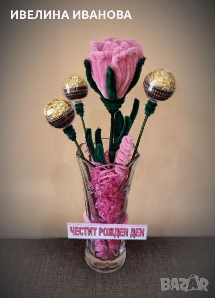 Букет от плюшена роза и бонбони Фереро Роше, аранжиран във ваза, снимка 1