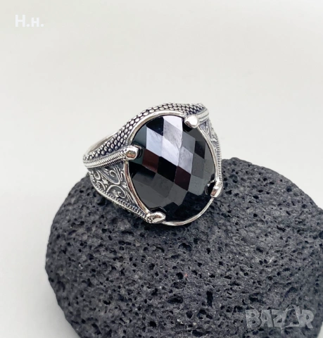 Сребърен пръстен с черен циркон