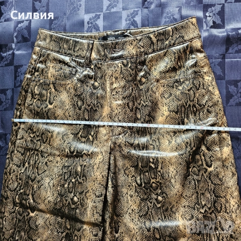 Чисто нов златист змийски лъскав кожен панталон "MNG", размер XS-S, снимка 6 - Панталони - 52409535