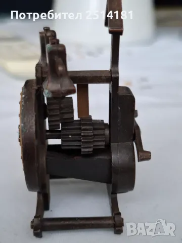  Миниатюрен античен часовник, лят под налягане, острилка за моливи, снимка 3 - Антикварни и старинни предмети - 50320342