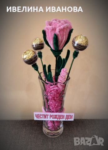 Букет от плюшена роза и бонбони Фереро Роше, аранжиран във ваза, снимка 1 - Вази - 46418297