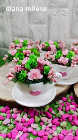 Сладурски чашки с нежни цветлета в зелено и розово!!