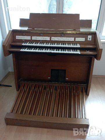 класически немски електронен орган с педалиера