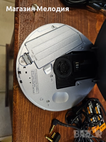 Дискмен SONY D-EJ925 Walkman Portable CD Player Xtra Lightweight Skip G-protection В отлично техниче, снимка 14 - Други - 52639867